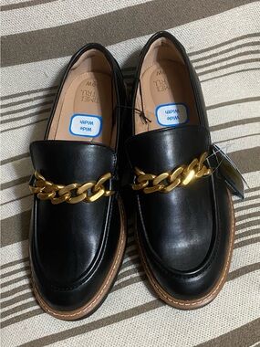 Chain accent black loafers size 9W women